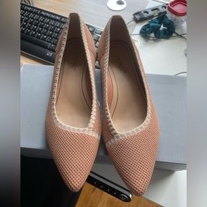 SOLD- vionic beige flats